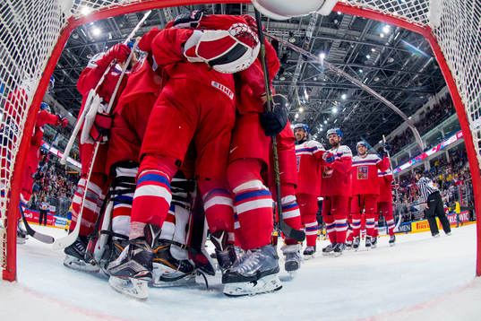 Tjeckiens spelare firar segern i ishockeymatchen i