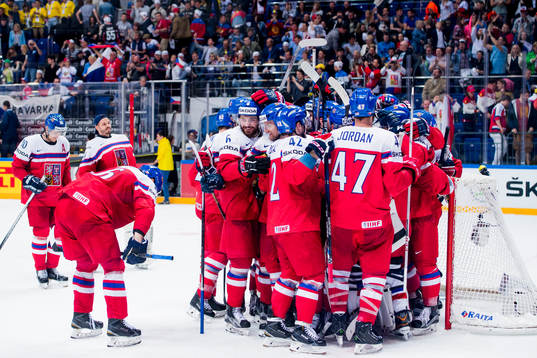Tjeckiens spelare firar segern i ishockeymatchen i
