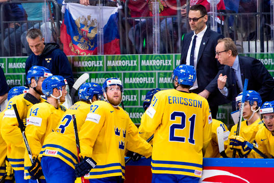 Sveriges förbundskapten Pär Mårts håller time out