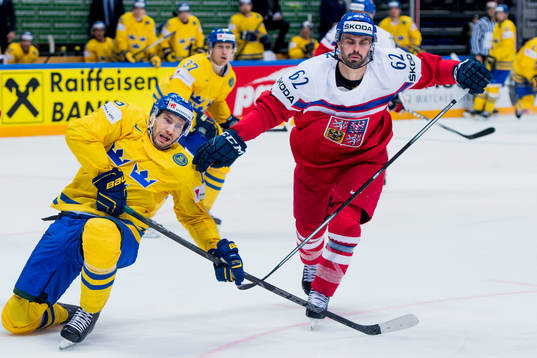 160509 Sveriges Mattias Sjögren dras ner av Tjeckiens