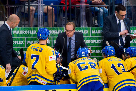 Sveriges förbundskapten Pär Mårts på bänken
