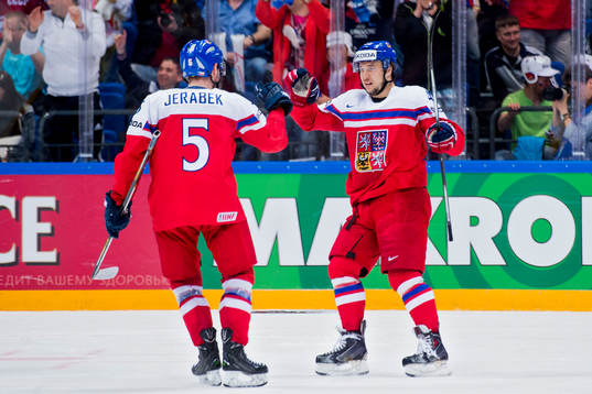 Tjeckiens Jan Kovar (th) firar han gjort 2-2 med Jakub