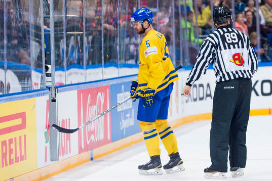 Sveriges Adam Larsson påväg in i utvisningsbåset