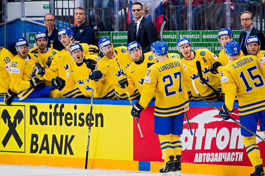Sveriges Martin Lundberg firar 2-0 med bänken