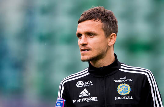Sundsvalls Shaeptim Hasani innan fotbollsmatchen i