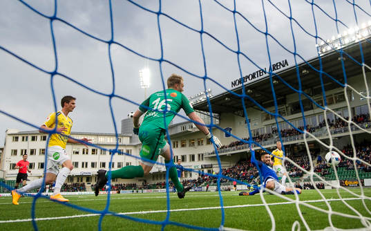 Sundsvalls Stefan Silva gör 2-0 bakom Falkenbergs målvakt