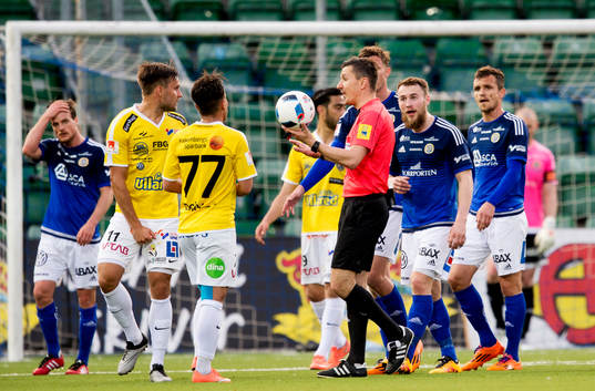 Domare Bojan Pandzic blåser av matchen för tidigt men