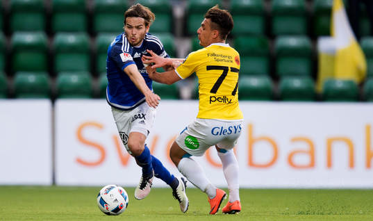 Sundsvalls Kristinn Steindorsson får en knuff av