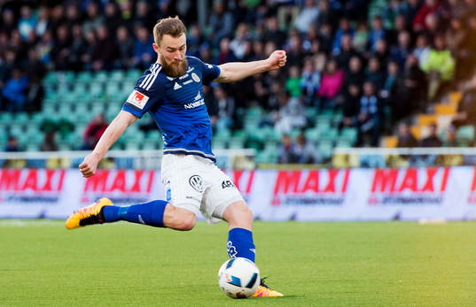 Sundsvalls Runar Sigurjonsson skjuter ett skott