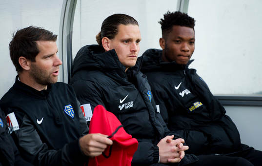 Falkenbergs målvakt Otto Martler sitter på bänken