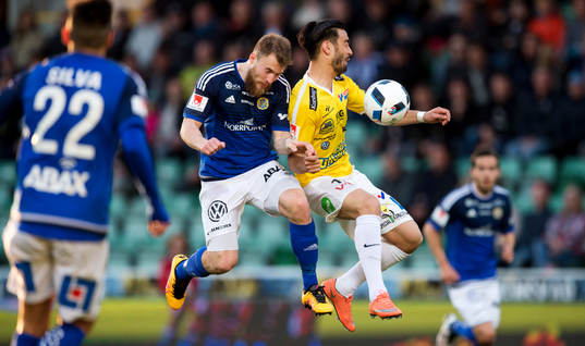 Sundsvalls Runar Sigurjonsson och Falkenbergs Amin Nazari
