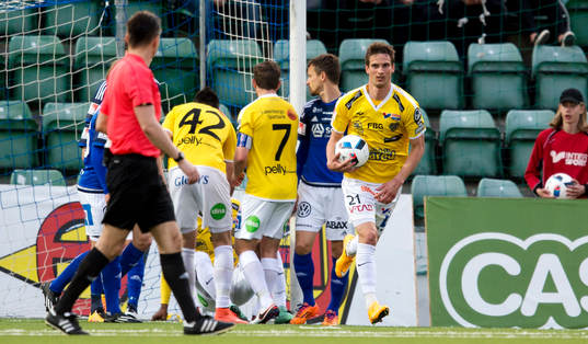 Falkenbergs Thomas Juel-Nielsen har gjort 2-1 och springer