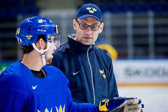 Erik Gustafsson i samtal med assisterande tränare Peter