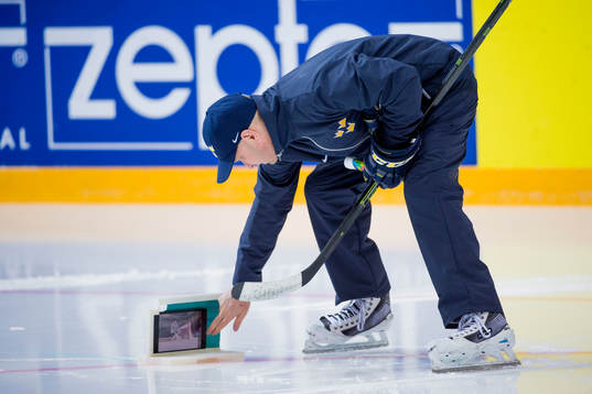Målvaktstränare Stefan Ladhe med sin iPad