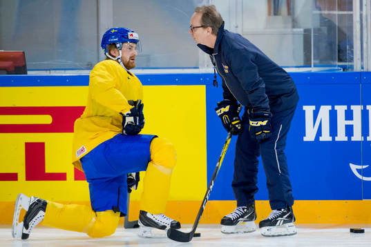Mattias Ritola i samtal med förbundskapten Pär Mårts