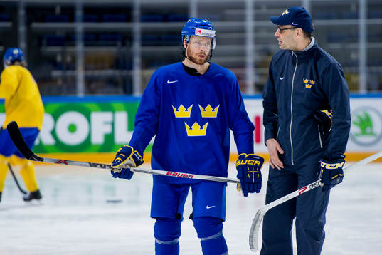 Adam Larsson och assisterande tränare Peter Popovic i