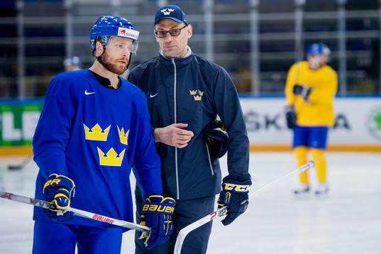 Adam Larsson och assisterande tränare Peter Popovic i
