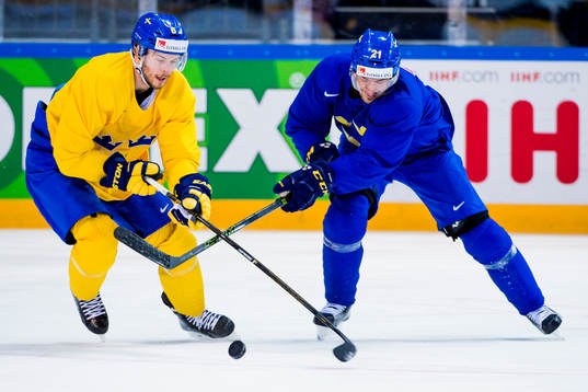 Oscar Fantenberg och Jimmie Ericsson i kamp om pucken