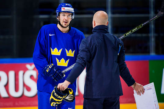 Jimmie Ericsson i samtal med assisterande tränare Johan