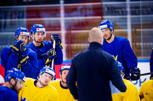 Jimmie Ericsson (th) tittar på assisterande tränare Johan