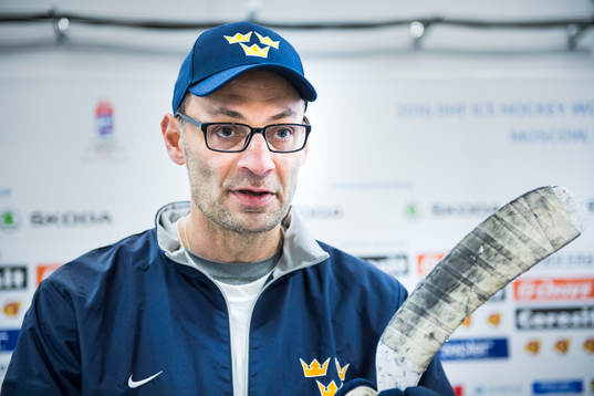 Assisterande tränare Peter Popovic  i mixade zonen