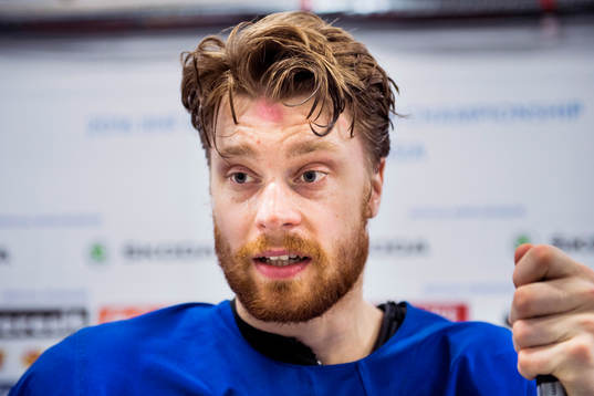 Adam Larsson i mixade zonen