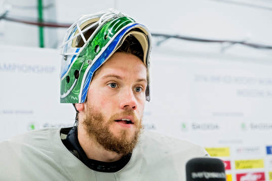 Målvakt Jacob Markström i mixade zonen