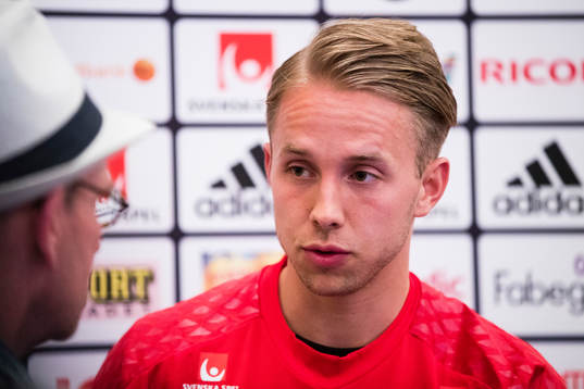 Patrik Carlgren blir intervjuad av media