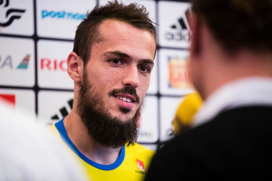 Emir Kujovic blir intervjuad av media