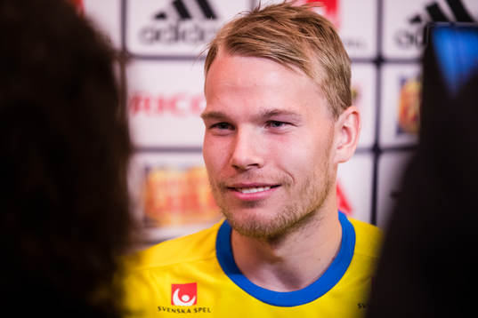Oscar Lewicki blir intervjuad av media