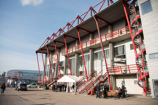 Exteriör vy av Södertälje Fotbollsarena