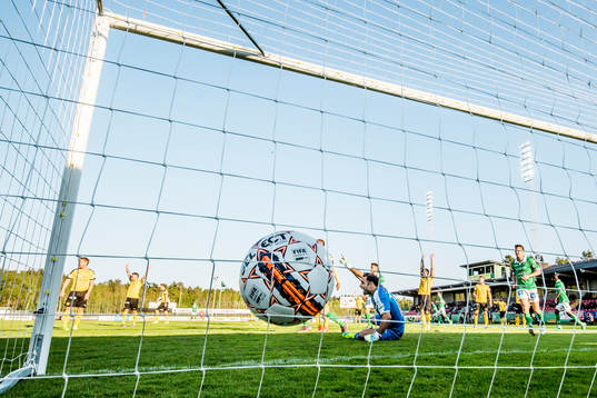Ljungskile har bollen i mål med det blir bortdömt för