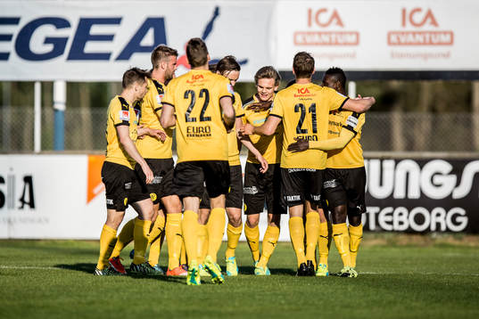 Frejs Joakim Runnemo gör 0-1 och jublar med lagkamraterna