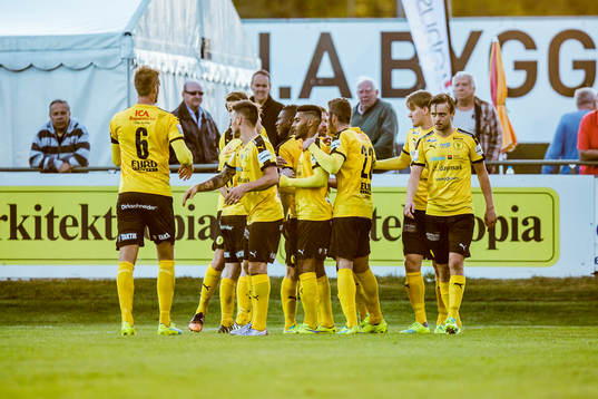 Frejs Oke Akpoveta har gjort 1-2 på straff och jublar med