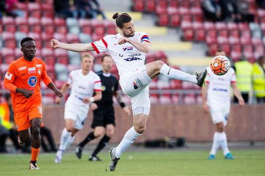 Assyriskas Linus Malmborg rensar bollen
