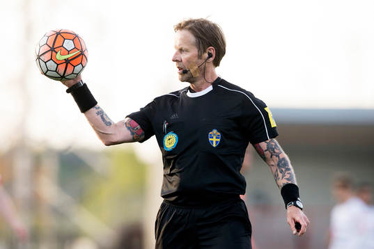 Domare Lars Olsson med bollen