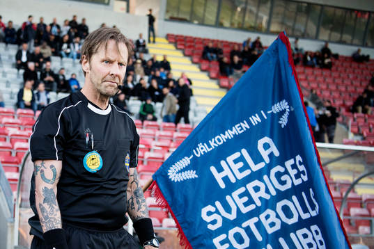 Domare Lars Olsson träder in på planen
