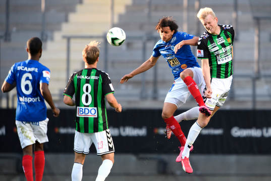 Åtvidabergs Mahmoud Eid i nickduell med GAIS Carl Nyström
