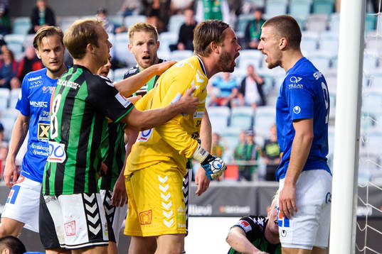 GAIS målvakt Tommi Vaiho reagerar mot Åtvidabergs