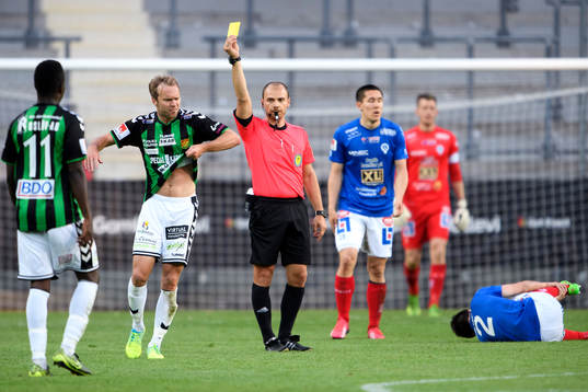 GAIS Craig Henderson reagerar när han får gult kort av