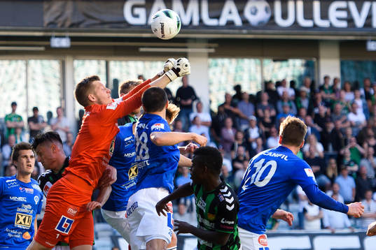 under Åtvidabergs målvakt Gustav Jansson boxar undan