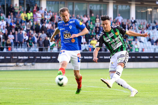 Åtvidabergs Månz Karlsson försöker täcka skott från