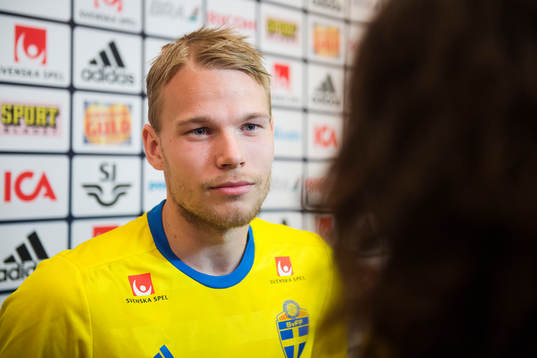 Oscar Lewicki  blir intervjuad