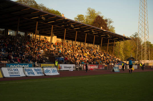 Kvällssol lyser över läktaren på Studenternas IP