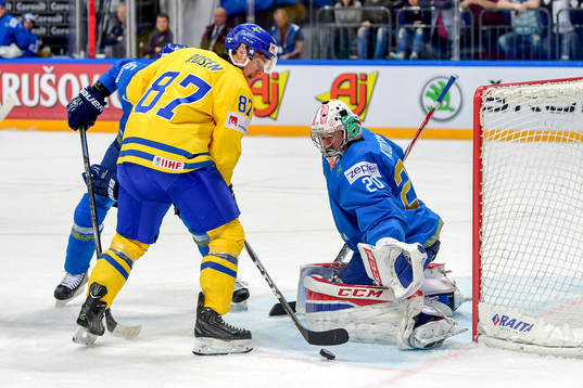 Sveriges Robert Rosen och Kazakstans målvakt Vitali