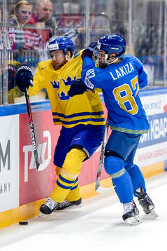 Sveriges Linus Omark och Kazakstans Artemi Lakiza