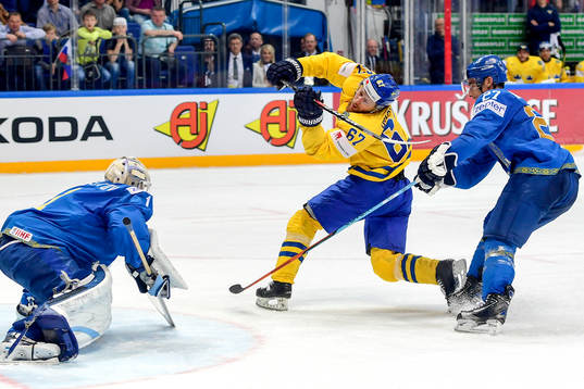 Kazakstans Brandon Bochenski drar omkull Sveriges Linus