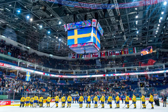 Sveriges spelare ställer upp för nationalsången
