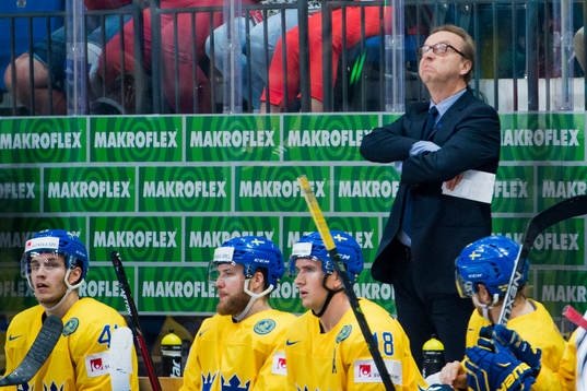 Sveriges förbundskapten Pär Mårts på bänken