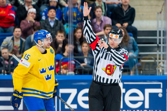 Sveriges Mattias Sjögren argumenterar med domare